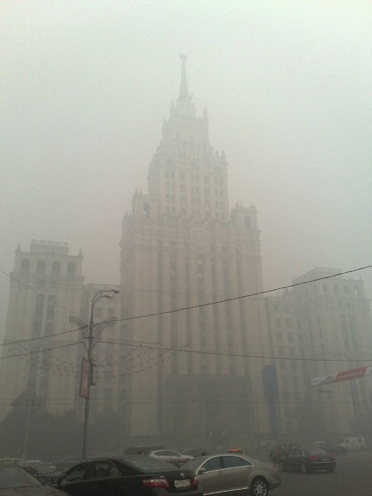 А из нашего окна уж не видно ни хрена. Смог в Москве.
